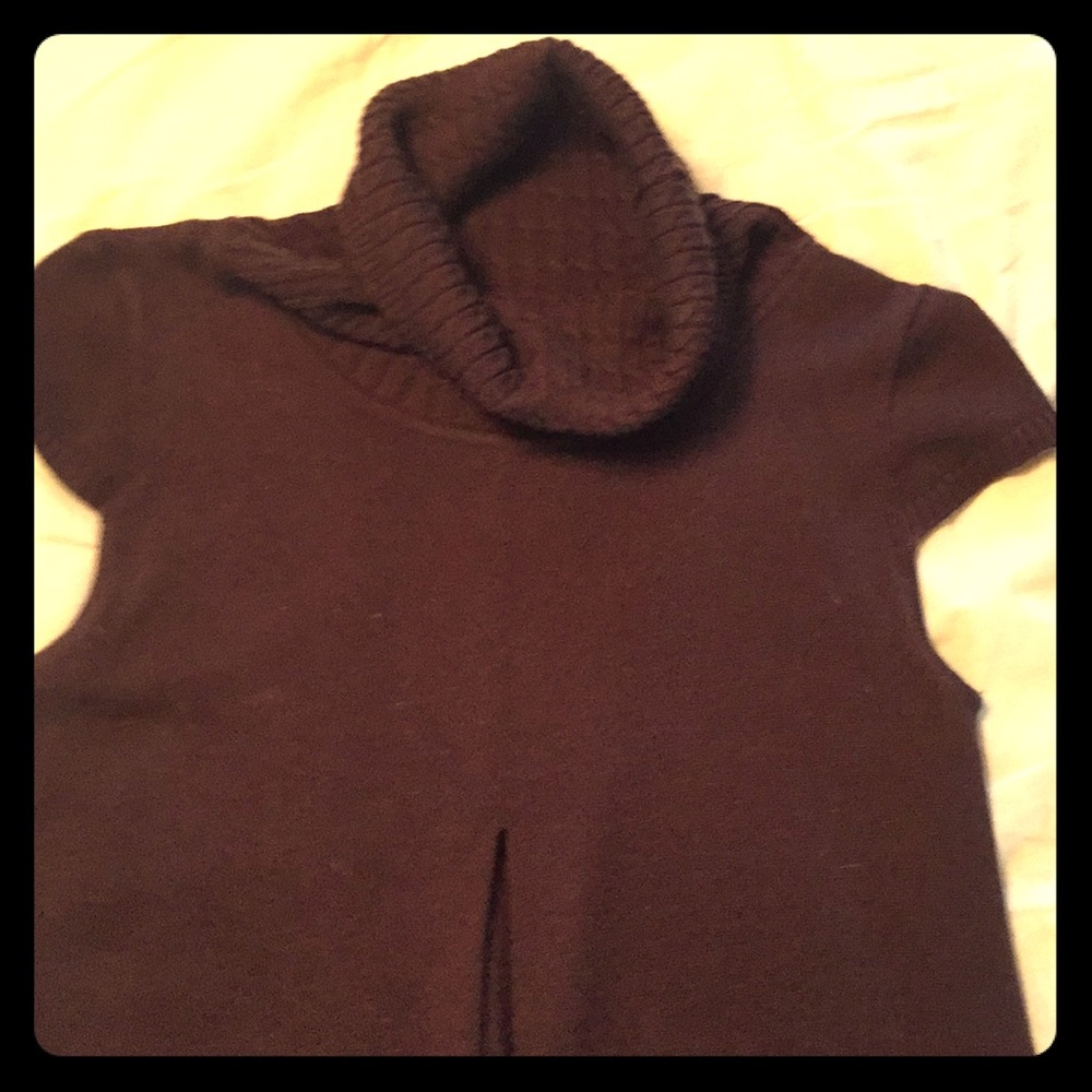 Short sleeve brown sweater. Mid thighs